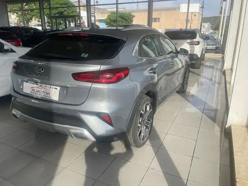 Usado Kia XCeed 136 CV (100 kW) 2022 Gris / plata SUV