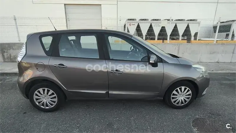 Usado Renault Scénic III Expression 110 CV (80 kW) 2014 Gris / plata Monovolumen
