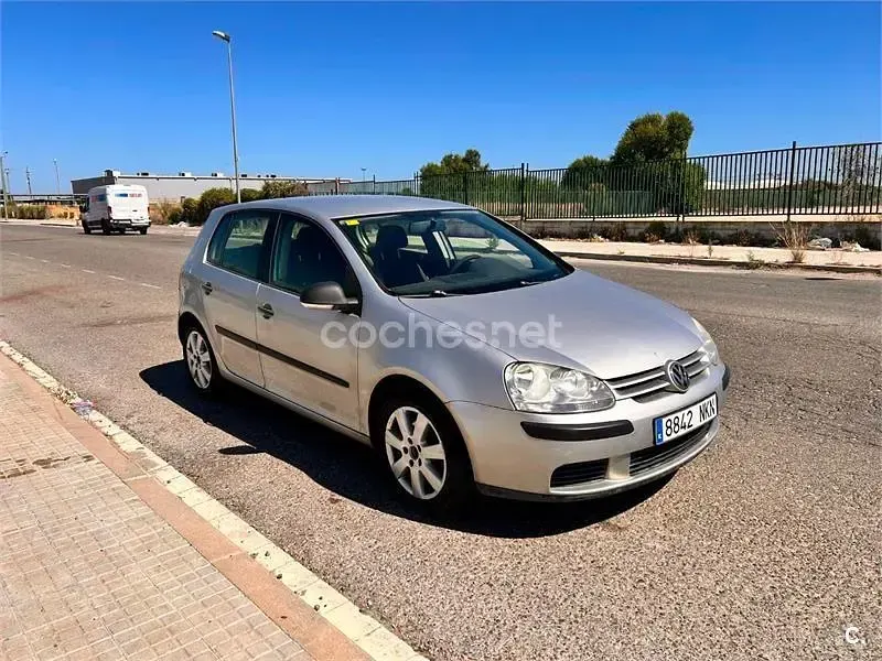 Usado VW Golf V Highline 105 CV (77 kW) 2007 Gris / plata Berlina