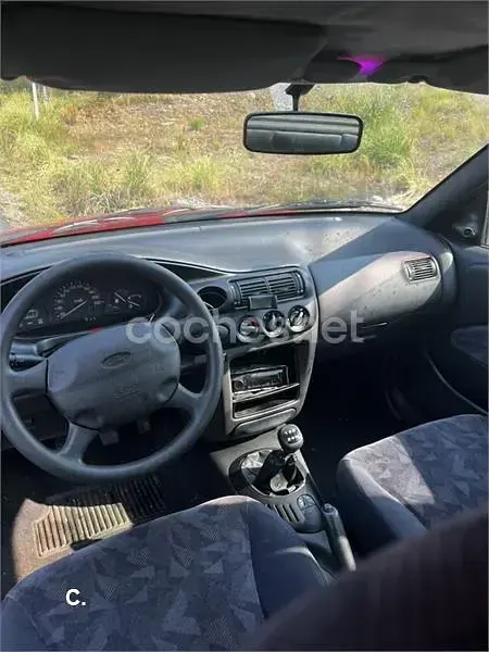 Usado Ford Escort Ghia 70 CV (51 kW) 1998 Rojo Berlina