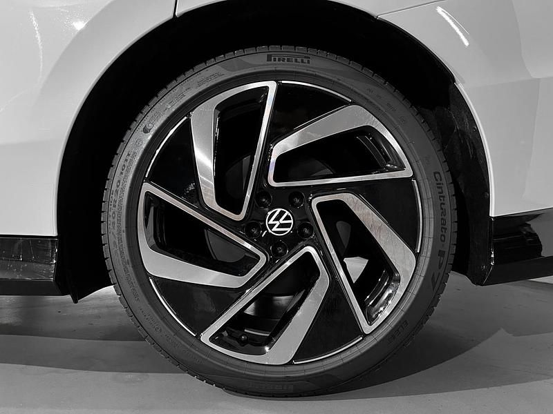 Usado VW ID.7 Pro 209 kW (285 CV) 2024 Blanco glaciar metalizado con techo negro Utilitario