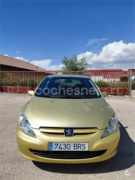 Usado Peugeot 307 110 CV (80 kW) 2001 Amarillo Utilitario
