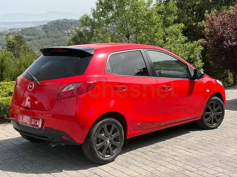 Usado Mazda 2 75 CV (55 kW) 2014 Rojo Berlina