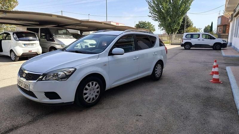 Blanco Usado 2010 Kia Ceed Sportswagon Familiar | 5990 € - Imagen 1/4