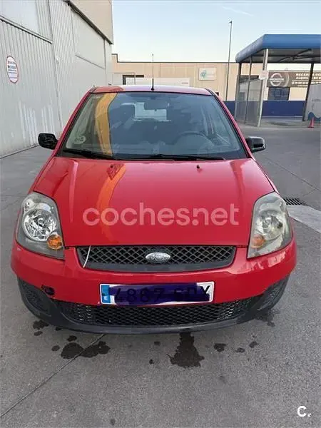 Usado Ford Fiesta Ambiente 68 CV (50 kW) 2008 Rojo Utilitario