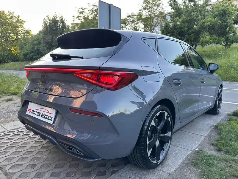 Usado Cupra Leon 150 CV (110 kW) 2024 Gris / plata Berlina