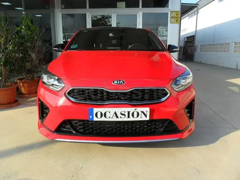 Usado Kia ProCeed GT-Line 120 CV (88 kW) 2019 Rojo Familiar