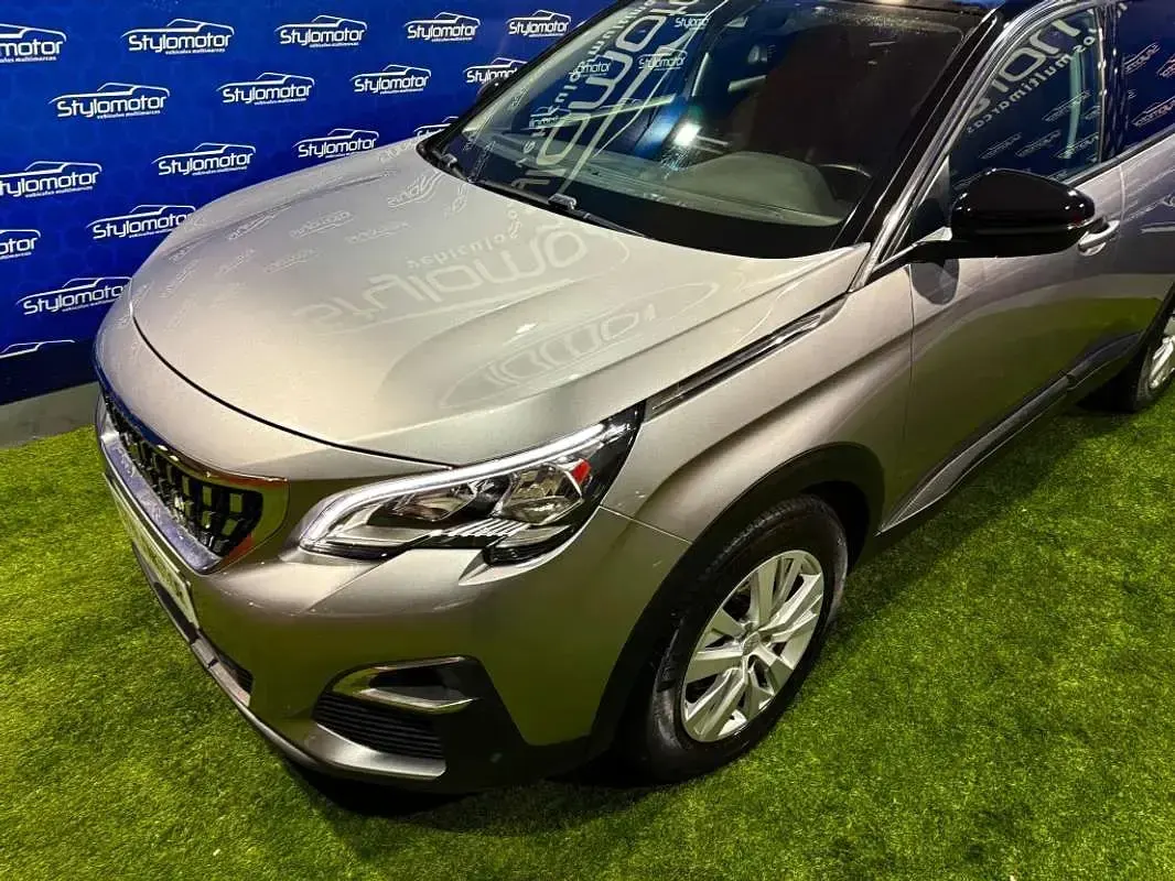 Usado Peugeot 3008 Active 131 CV (96 kW) 2020 Gris SUV