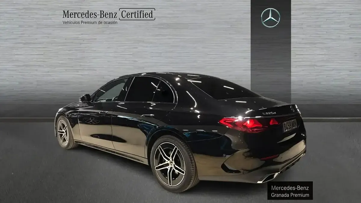 Usado Mercedes E220 AMG line Plus 197 CV (144 kW) 2024 Negro obsidiana Familiar