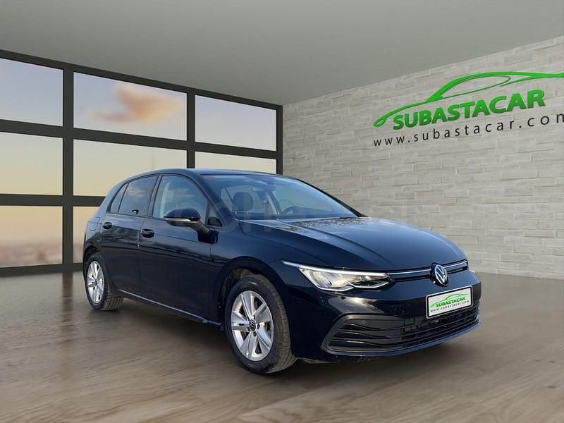 Usado VW Golf VIII Life 115 CV (84 kW) 2021 Gris / plata Berlina