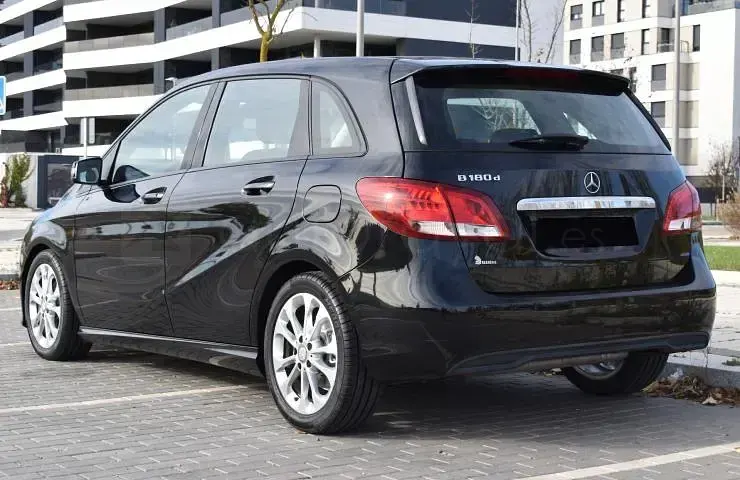 Usado Mercedes B180 Style 109 CV (80 kW) 2016 Blanco (cirro) Utilitario