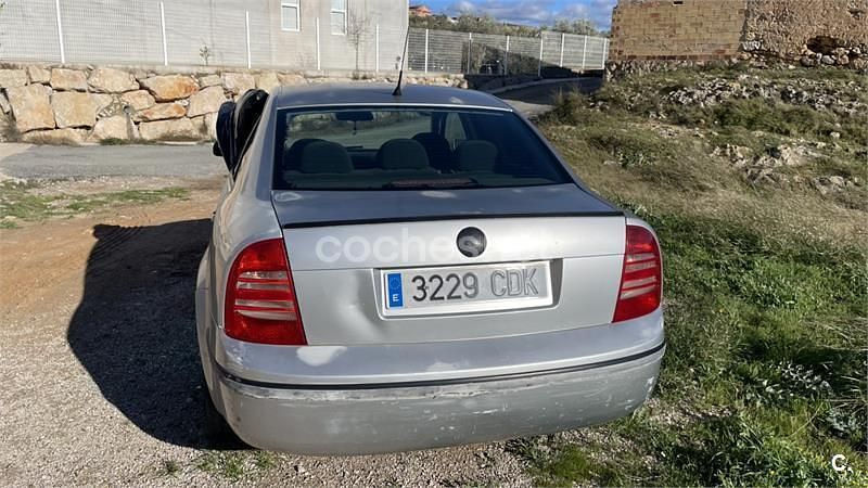 Usado Skoda Superb Classic 130 CV (95 kW) 2003 Gris / plata Berlina