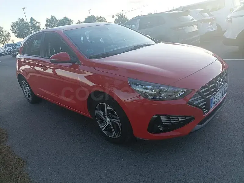 Usado Hyundai i30 116 CV (85 kW) 2021 Rojo Berlina