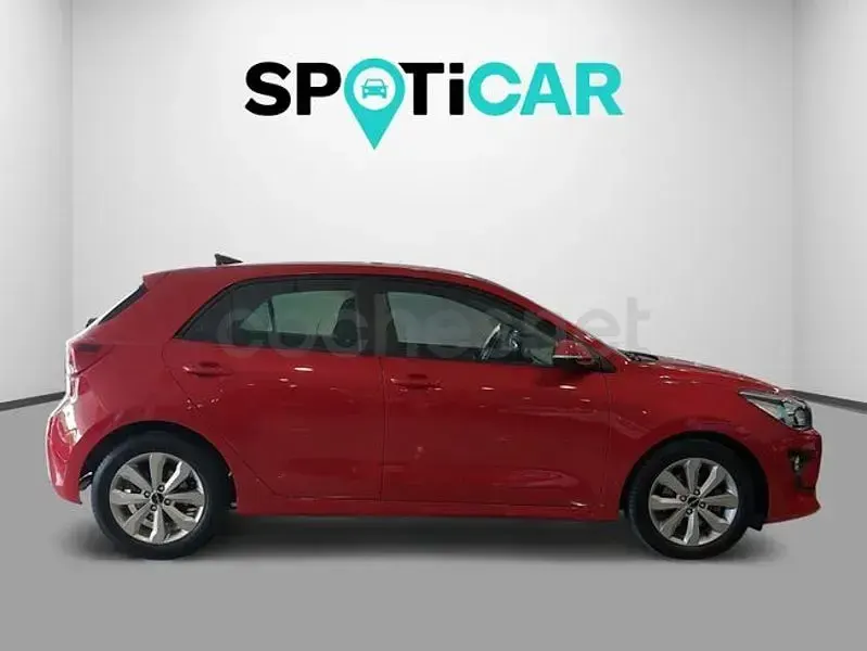 Usado Kia Rio 100 CV (73 kW) 2022 Rojo Berlina