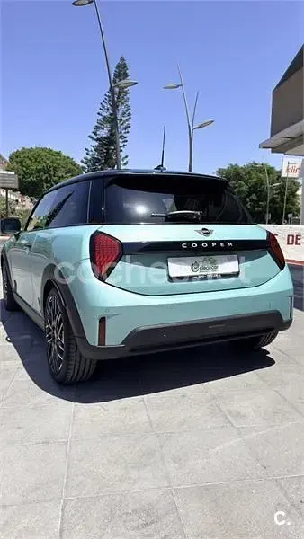 Usado Mini Cooper Favoured 114 kW (156 CV) 2025 Verde Utilitario