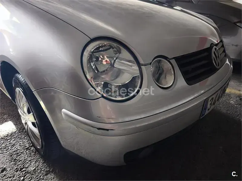 Usado VW Polo Trendline 75 CV (55 kW) 2003 Gris / plata Berlina