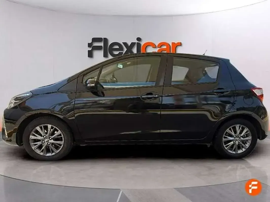 Usado Toyota Yaris Active 111 CV (81 kW) 2018 Negro Utilitario