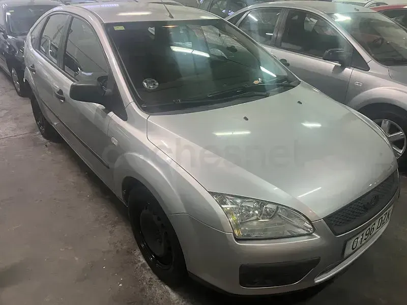 Usado Ford Focus Ghia 115 CV (84 kW) 2006 Gris / plata Berlina