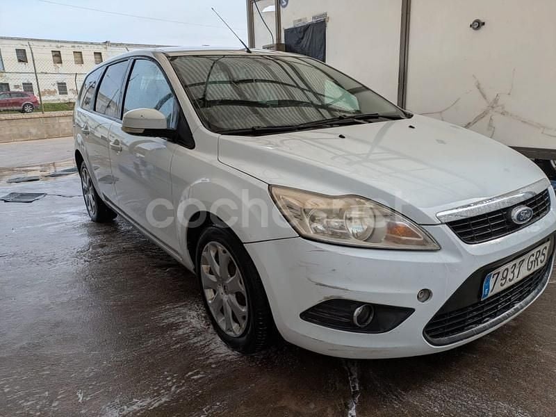 Usado Ford Focus Trend 109 CV (80 kW) 2009 Blanco Familiar