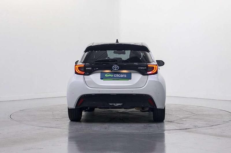 Usado Toyota Yaris Hybrid Plus 75 CV (55 kW) 2022 Blanco Berlina