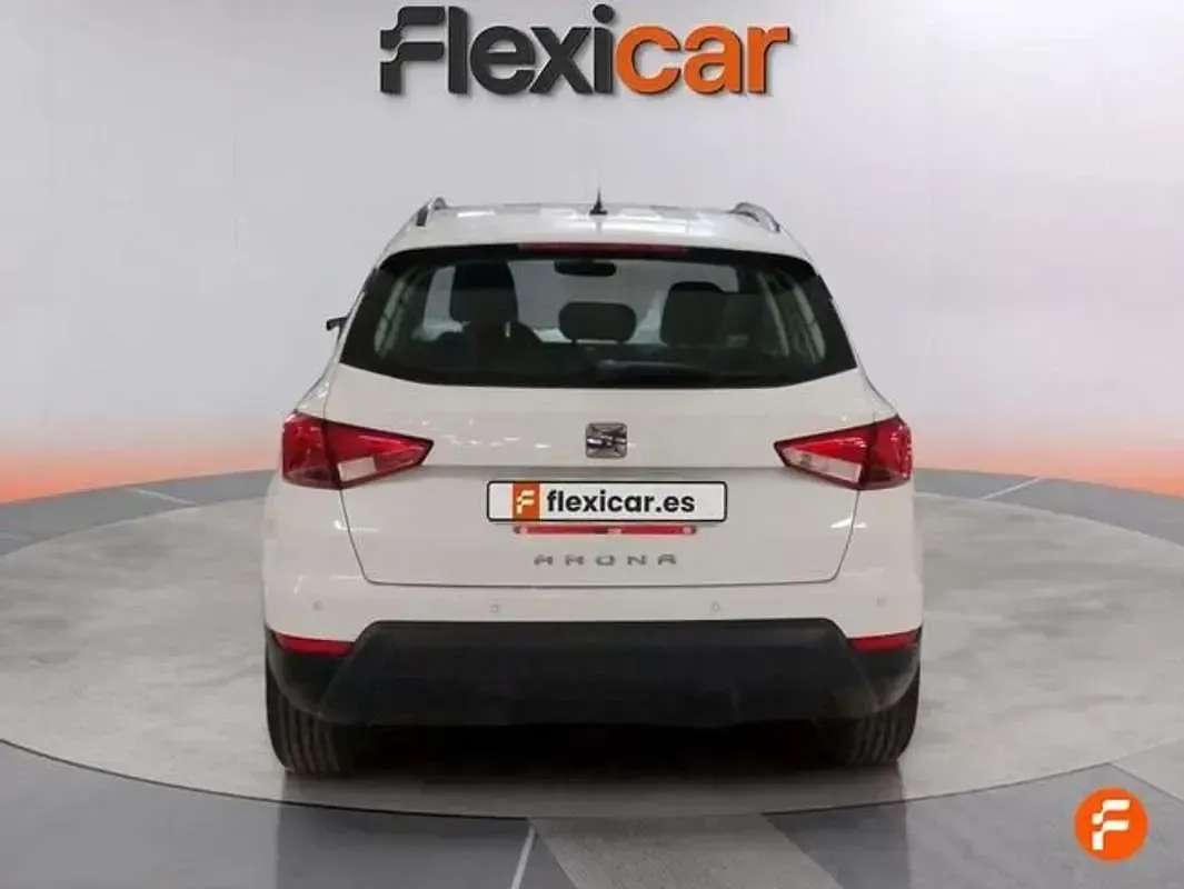 Usado Seat Arona Ecomotive 110 CV (80 kW) 2020 Blanco SUV