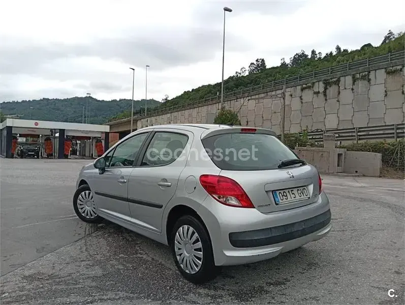 Usado Peugeot 207 70 CV (51 kW) 2010 Gris / plata Berlina