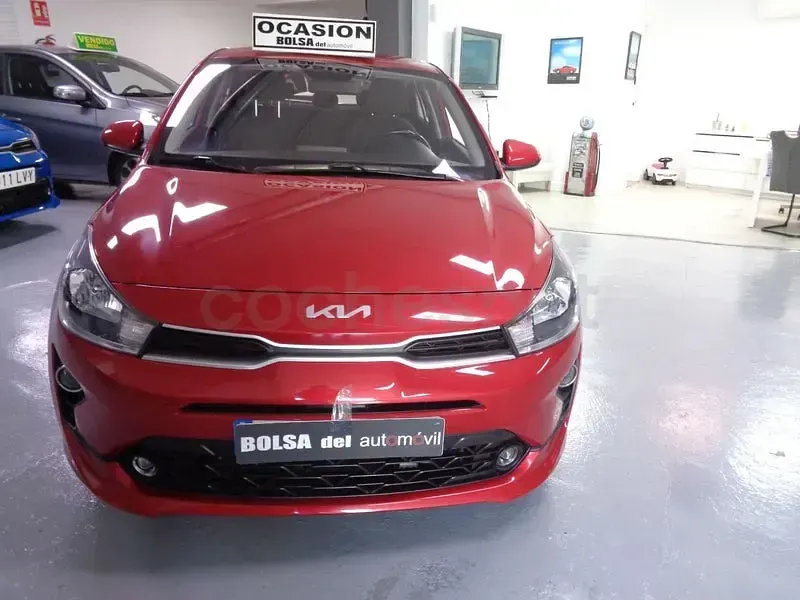 Usado Kia Rio 84 CV (61 kW) 2023 Granate Berlina