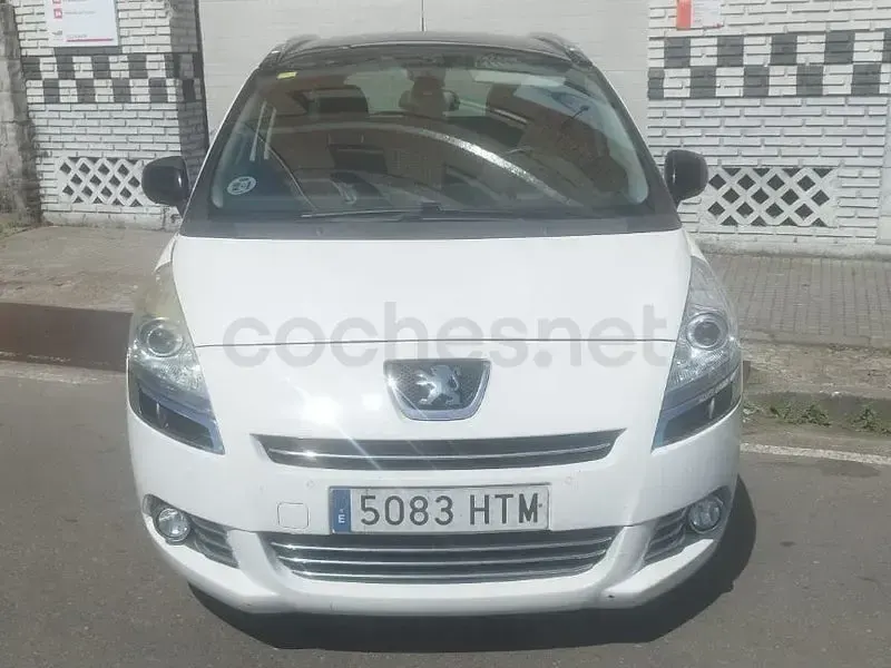 Usado Peugeot 5008 Allure 115 CV (84 kW) 2013 Gris / plata Monovolumen