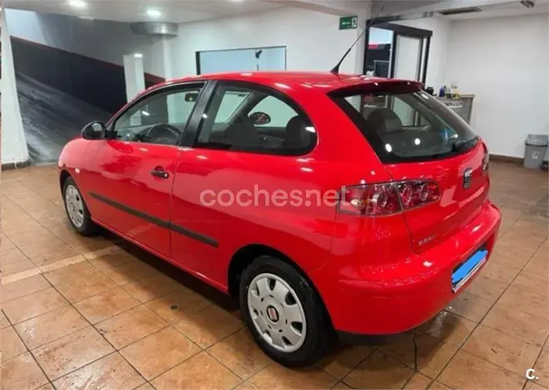 Usado Seat Ibiza Fresh 100 CV (73 kW) 2003 Rojo Utilitario