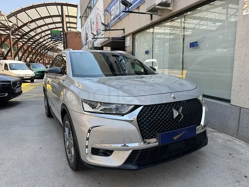 Usado DS Automobiles DS7 Crossback Performance 225 CV (165 kW) 2022 Gris / plata SUV