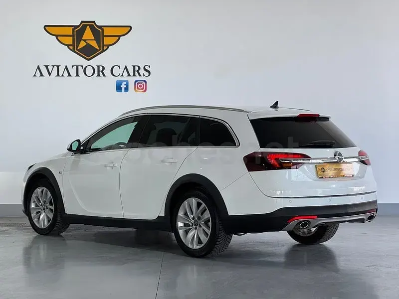 Usado Opel Insignia Country Tourer 195 CV (143 kW) 2014 Blanco Familiar