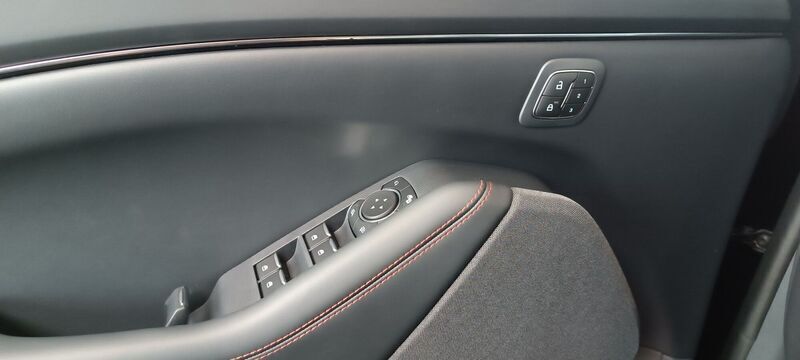 Negro Usado 2023 Ford Mustang Mach-E Premium SUV | 73.150 € - Imagen 1/4