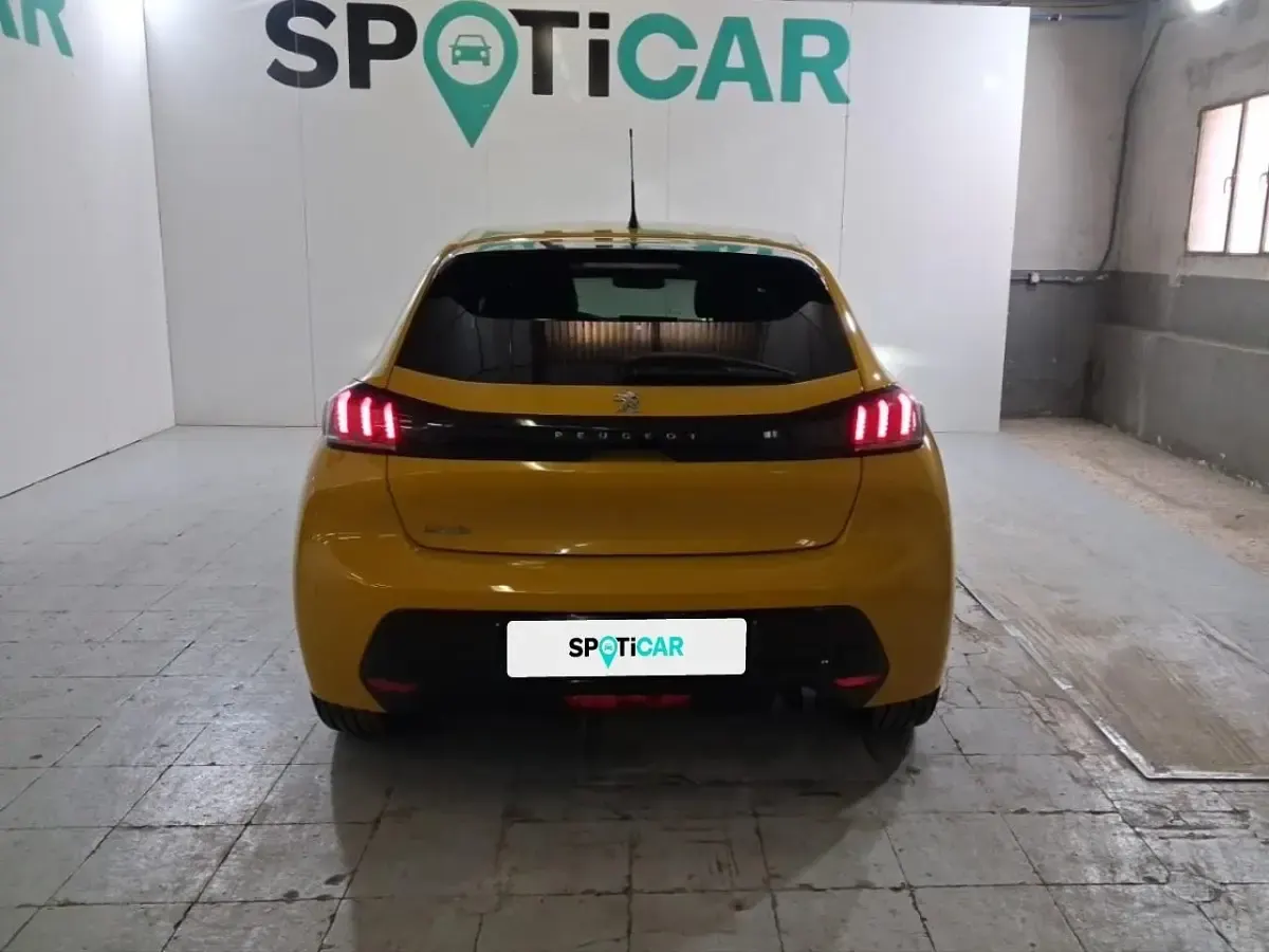 Usado Peugeot 208 Allure 100 CV (73 kW) 2023 Dorado Utilitario