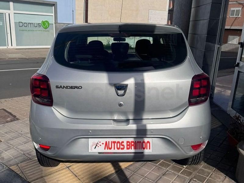Usado Dacia Sandero Essentiel 73 CV (53 kW) 2018 Gris / plata Berlina