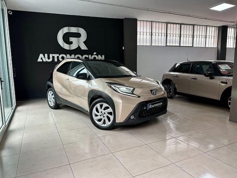 Usado Toyota Aygo X Play 72 CV (52 kW) 2022 Beige SUV