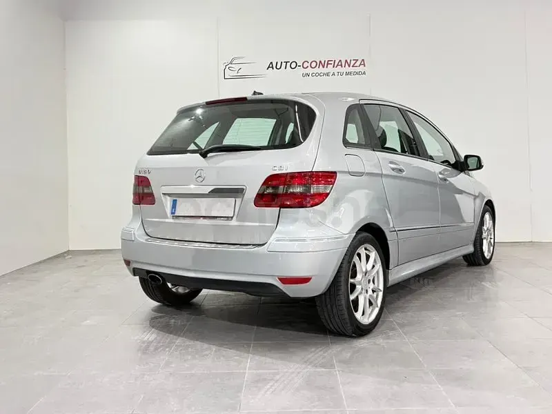 Usado Mercedes B180 109 CV (80 kW) 2010 Gris / plata Monovolumen