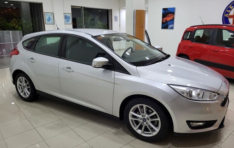 Usado Ford Focus Trend+ 125 CV (91 kW) 2018 Plateado Berlina
