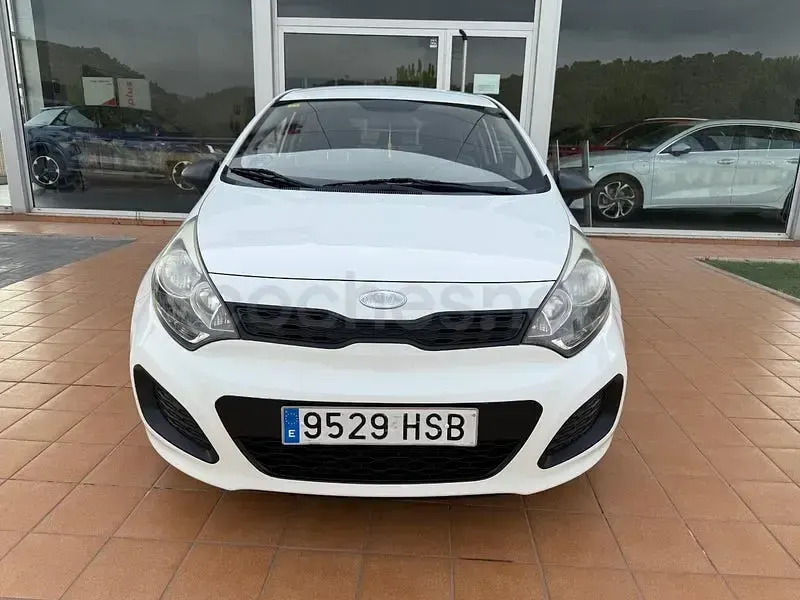 Usado Kia Rio 85 CV (62 kW) 2013 Blanco Berlina