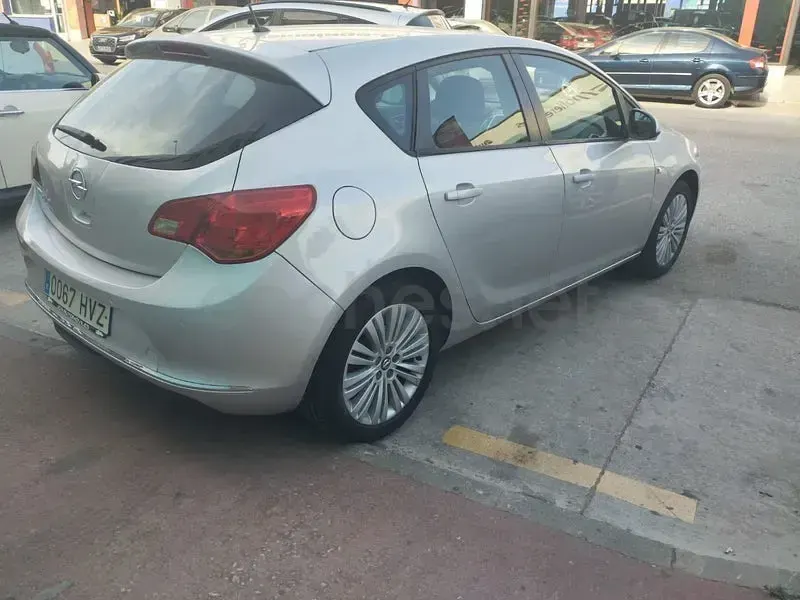 Usado Opel Astra Selective 116 CV (85 kW) 2014 Gris / plata Berlina