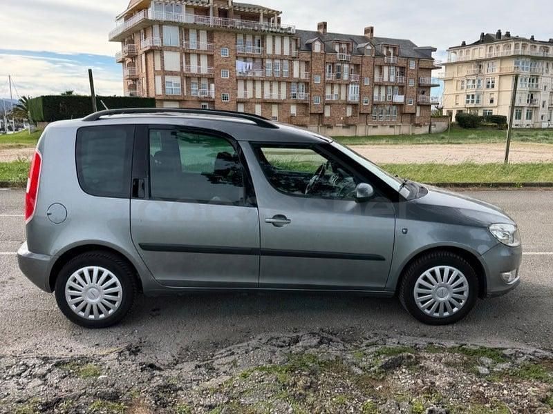 Usado Skoda Roomster Ambition 86 CV (63 kW) 2012 Gris / plata Monovolumen