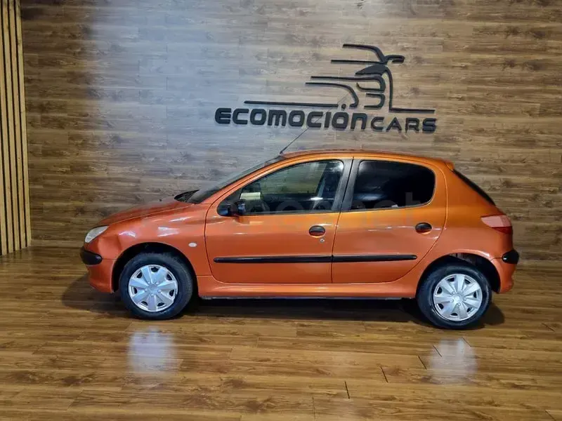 Usado Peugeot 206 75 CV (55 kW) 2001 Naranja Berlina