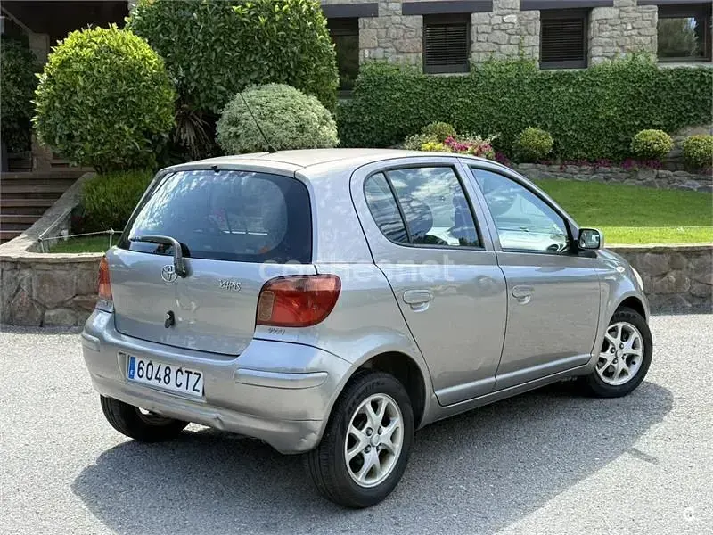 Usado Toyota Yaris T3 87 CV (63 kW) 2004 Gris / plata Berlina