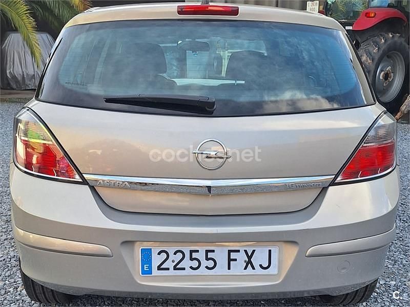 Usado Opel Astra Enjoy 105 CV (77 kW) 2007 Gris / plata Berlina