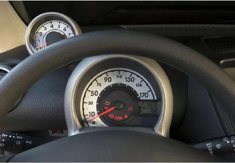 Plateado Usado 2007 Peugeot 107 Urban Move Utilitario | 4999 € (Precio justo) - Imagen 1/4