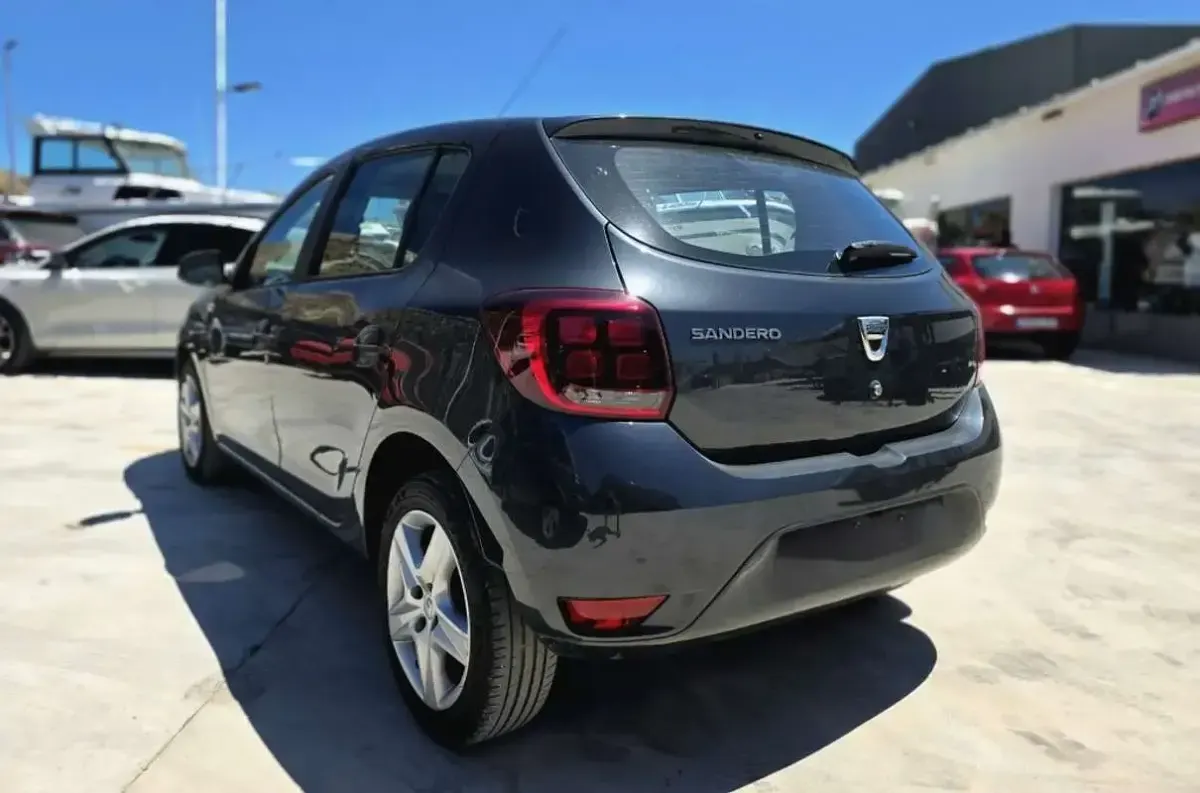 Usado Dacia Sandero Acces 75 CV (55 kW) 2018 Negro Utilitario