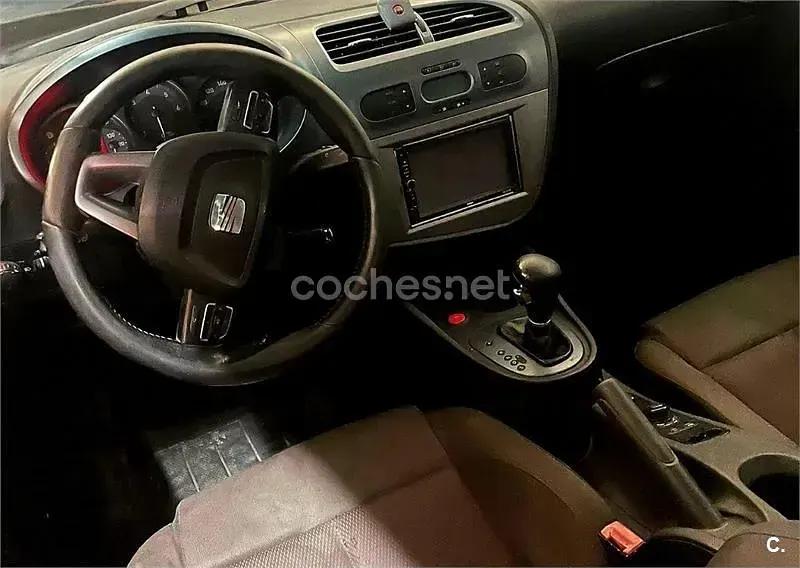 Usado Seat Leon Reference 140 CV (102 kW) 2006 Negro Utilitario