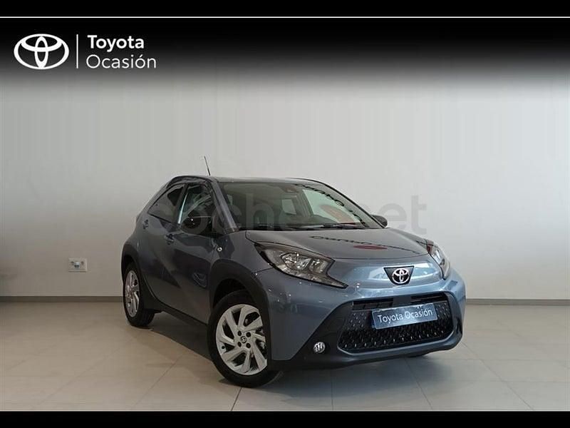 Usado Toyota Aygo X Play 72 CV (52 kW) 2024 Gris / plata SUV