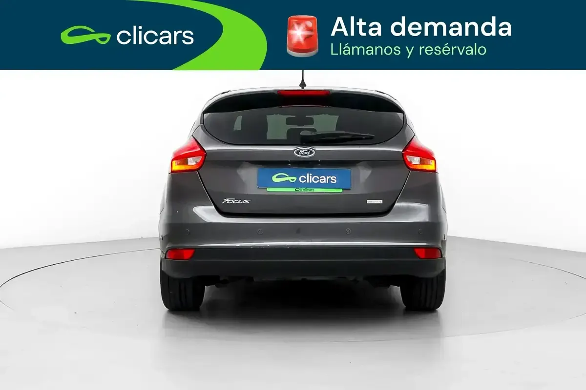 Käytetty Ford Focus Titanium 125 HP (91 kW) 2017 Harmaa Sedan