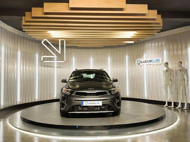 Usado Kia Stonic 101 CV (74 kW) 2023 Gris SUV