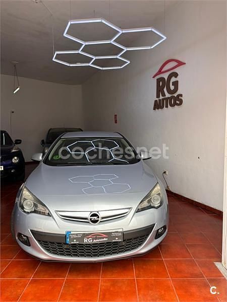 Usado Opel Astra GTC Sportive 140 CV (102 kW) 2015 Gris / plata Berlina